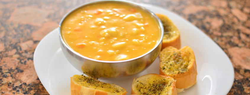 Eine Suppenschale mit Cremesuppe und Weißbrotcroutons