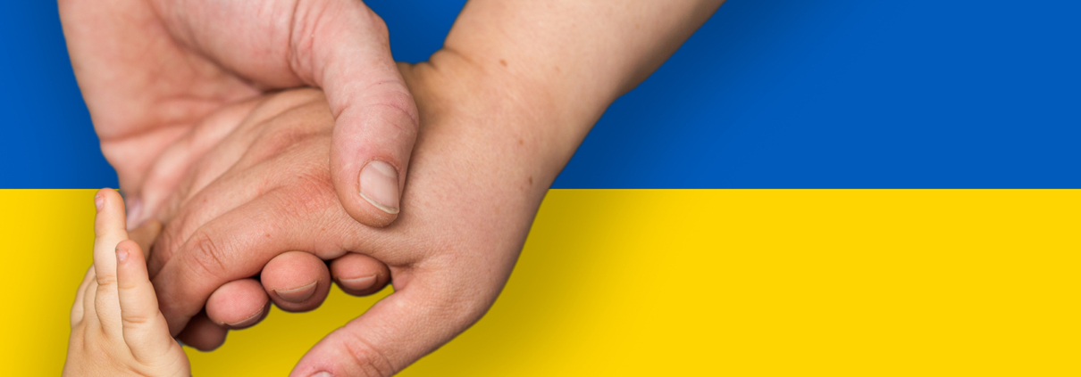 Ukrainische Flagge und drei Hände, die ineinandergreifen