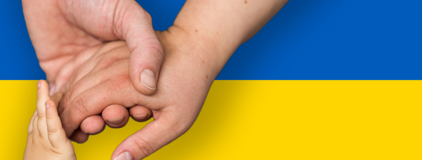 Ukrainische Flagge und drei Hände, die ineinandergreifen