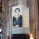 Innenansicht des Stephansdoms mit Plakat von Hildegard Burjan