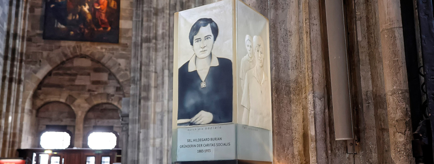 Innenansicht des Stephansdoms mit Plakat von Hildegard Burjan