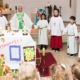 Kinder feiern Erntedank in der Kirche