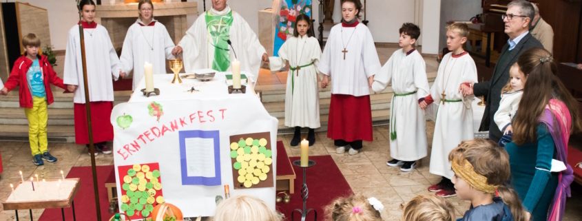 Kinder feiern Erntedank in der Kirche