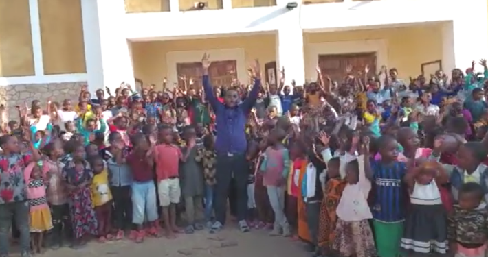Pater Moses singt mit den Kindern