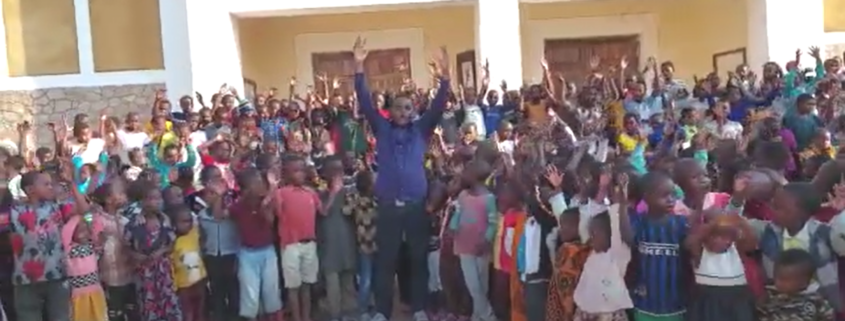 Pater Moses singt mit den Kindern