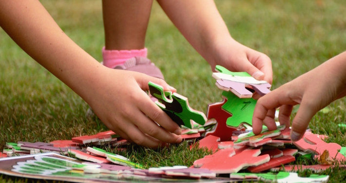 Kinder bauen ein Puzzle