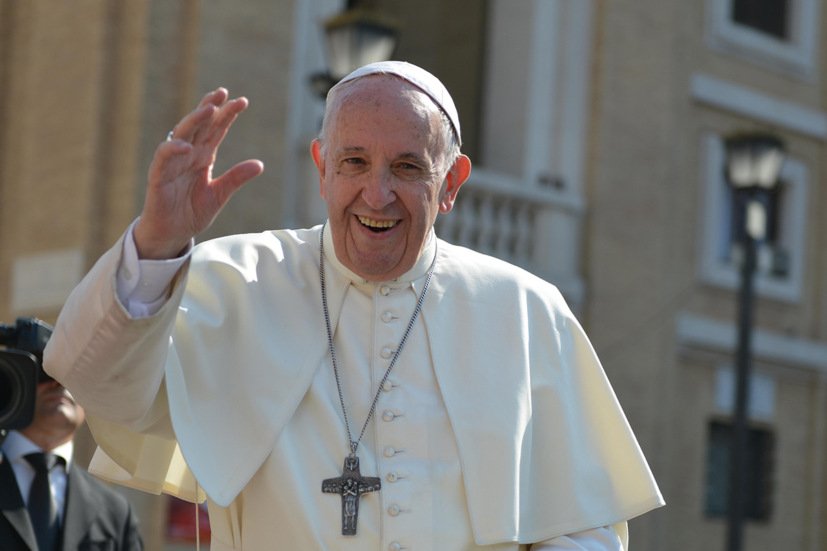 Papst Franziskus erhebt die Hand zum Segen