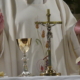 Ein Priester am Altar