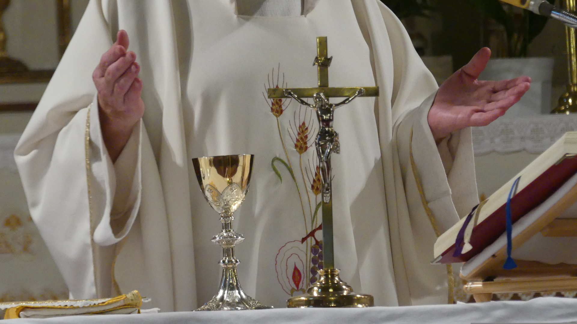 Ein Priester am Altar