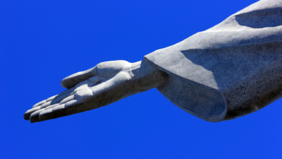 Die rechte Hand der Christusstatue in Rio de Janeiro