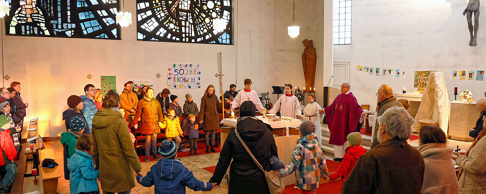 Menschen beten gemeinsam in der Kirche Schönbrunn-Vorpark