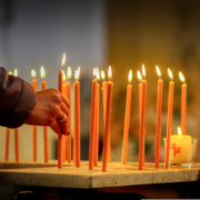 Brennende Kerzen in einer Kirche