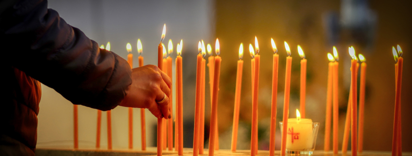 Brennende Kerzen in einer Kirche