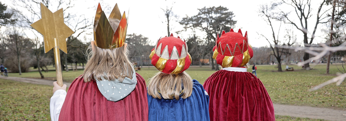 Eine Sternsigergruppe im Auer-Welsbach-Park