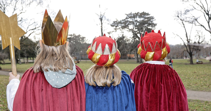 Eine Sternsigergruppe im Auer-Welsbach-Park