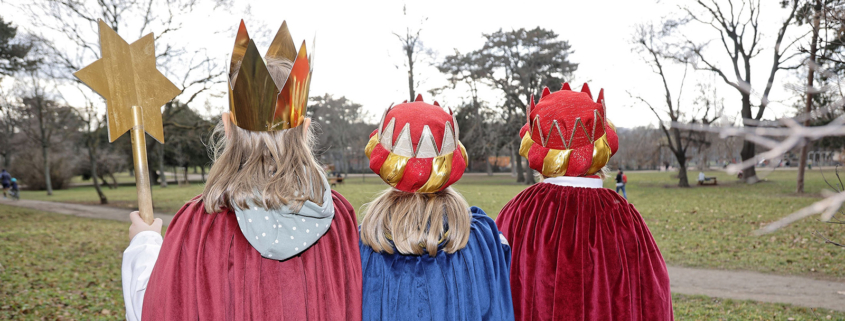 Eine Sternsigergruppe im Auer-Welsbach-Park