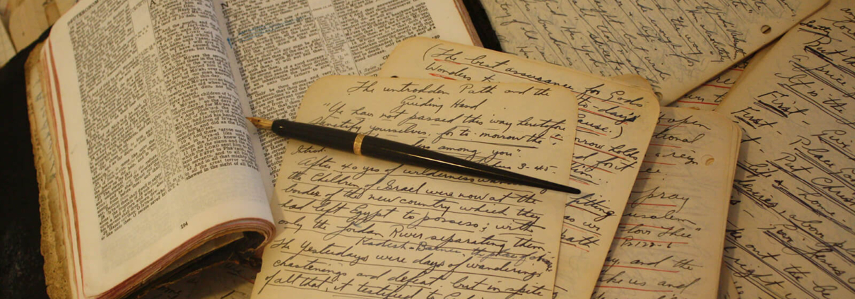 Eine Bibel und handschriftliche Notizen