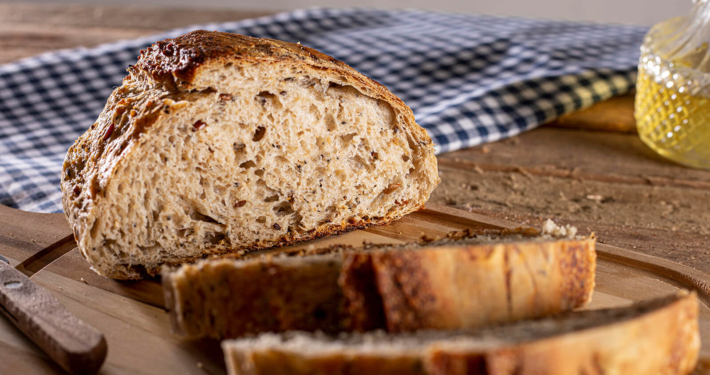 Aufgeschnittenes Brot auf einem Holzbrett