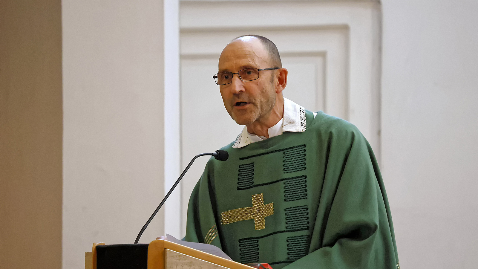 Christoph Benke am Ambo von Schönbrunn-Vorpark