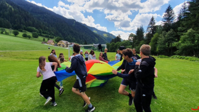 Jungscharlager 2022 Kinder spielen auf einer Wiese