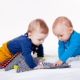 Spielende Babys