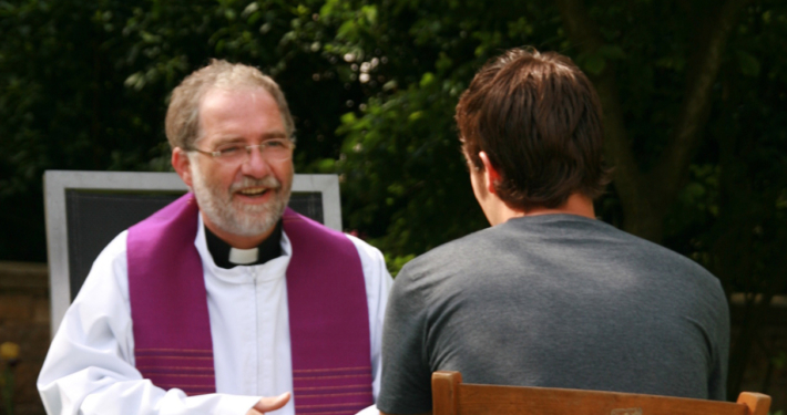 Ein Beichtgespräch im Freien