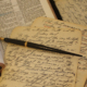 Eine Bibel und handschriftliche Notizen