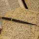 Eine Bibel und handschriftliche Notizen