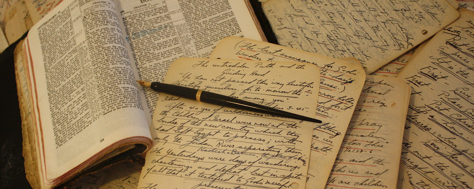 Eine Bibel und handschriftliche Notizen