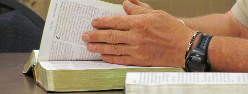 Hände, die eine Bibel halten