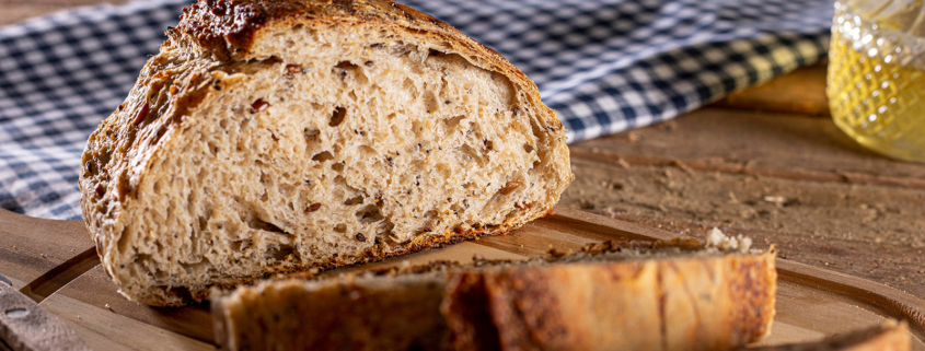Brot auf einem Hozbrett