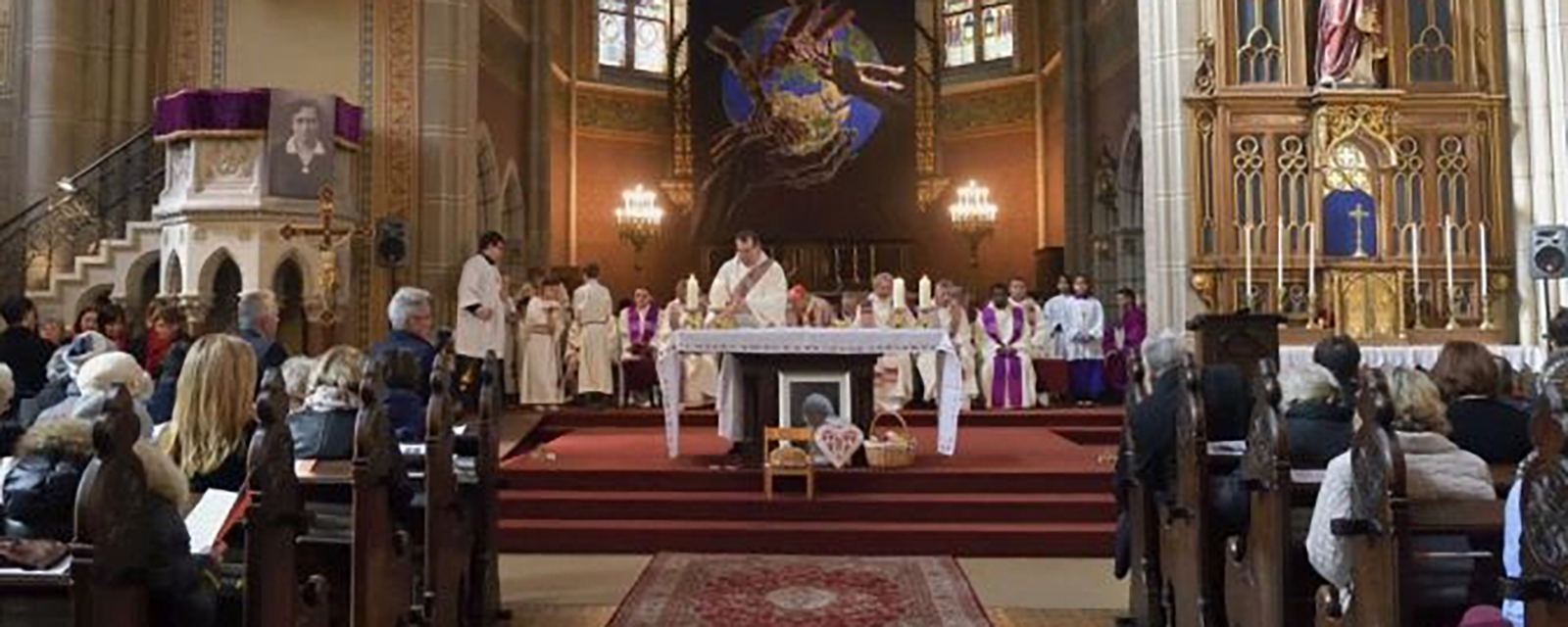 Blick auf den Altar von Rudolfsheim beim Gründungsgottesdienst