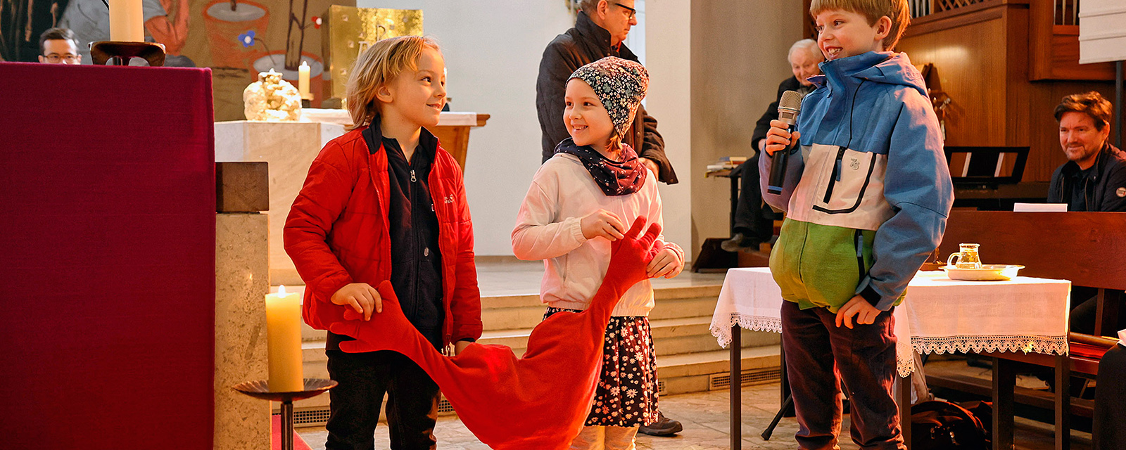 Kinder mit einem Herz in der Kirche Schönbrunn-Vorpark