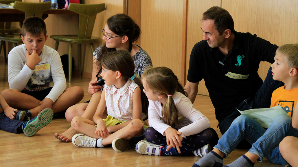 Kinder mit Pfarrer Martin in Neufünfhaus