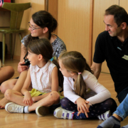 Kinder mit Pfarrer Martin in Neufünfhaus