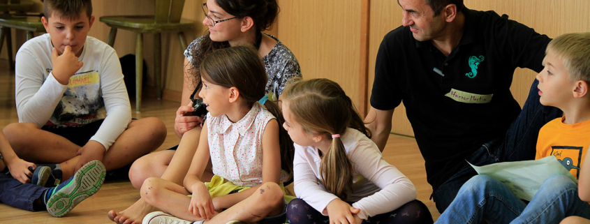 Kinder mit Pfarrer Martin in Neufünfhaus