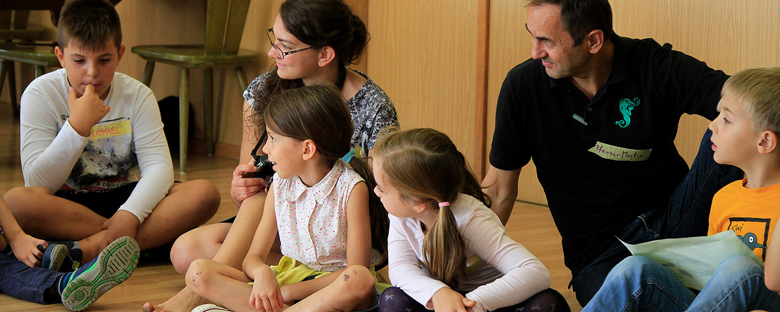 Kinder im Pfarrsaal von Neufünfhaus