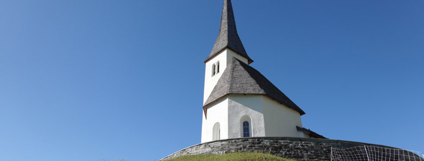 Ein Kirchlein auf einer Bergkuppe