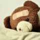 Ein Teddybär mit Pflaster
