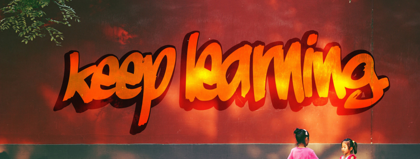 Eine Wand mit Graffiti "keep learning"