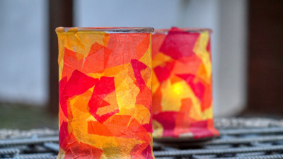 Laternen Papier Zwei orange-gelbe Laternen aus Seidenpapier für das Martinsfest