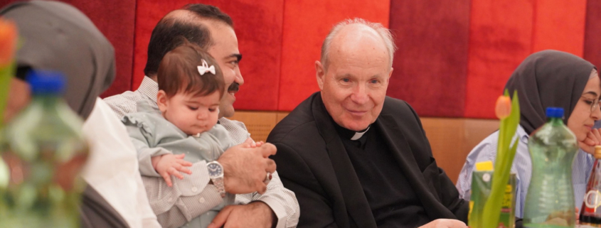 Kardinal Schönborn und ein muslimischer Vater mit kleiner Tochter