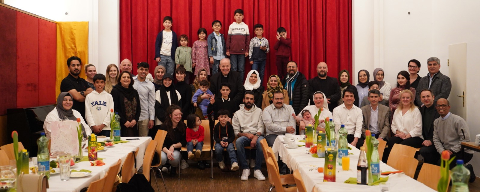 Die Iftar-Gruppe 2023 mit Kardinal Schönborn und Pfarrer Martin