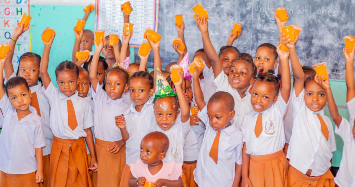 Eine Gruppe Schulkinder aus Tansania in ihren Schuluniformen