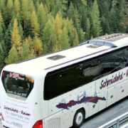 Ein Autobus auf einer Bergstraße