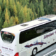 Ein Autobus auf einer Bergstraße