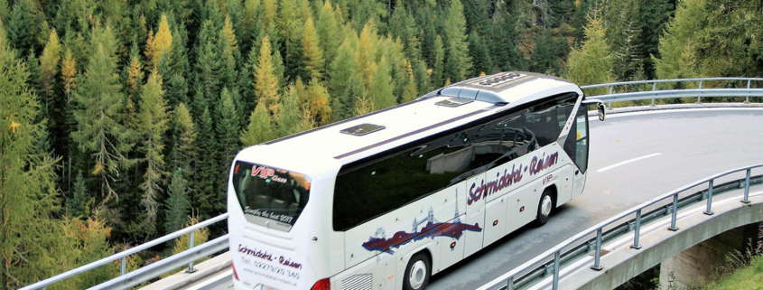 Ein Autobus auf einer Bergstraße