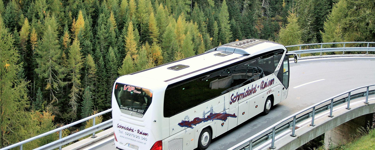 Ein Autobus auf einer Bergstraße