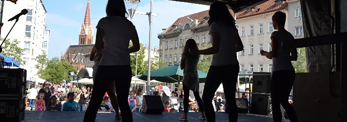 Eine Bühne am Wasserweltfest 2022