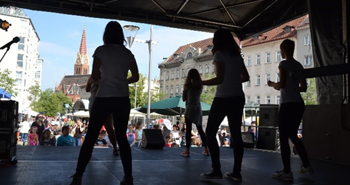 Eine Bühne am Wasserweltfest 2022